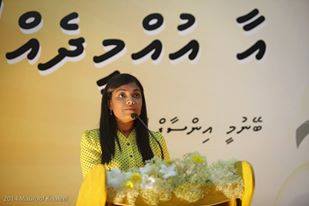 ރޮޒޭނާގެ ކެމްޕެއިން ޕޯސްޓަރެއް. މީދޫ ދާއިރާގެ ރައްޔިތުންގެ އުއްމީދު  ތައް ހާސިލް ކޮށް ނުދެއްވޭ ކަމަށް ރައްޔިތުން ބުނޭ.