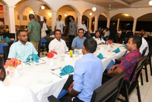 ހަސަން ލުތުފީ  ޕީޕީއެމްގެ ބައެއް އެކްޓިވިސްޓުންނާއި އެކު އައްޑޫގައި